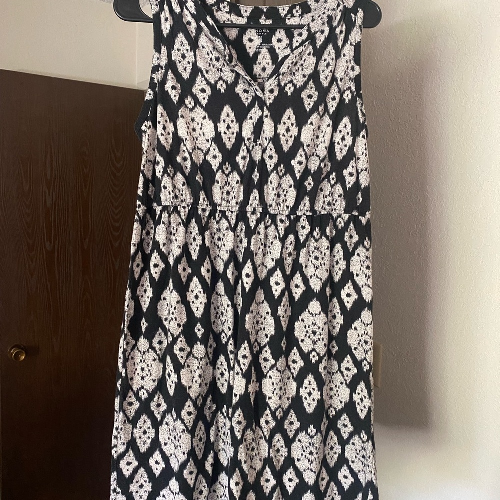 Black and white pattern dress